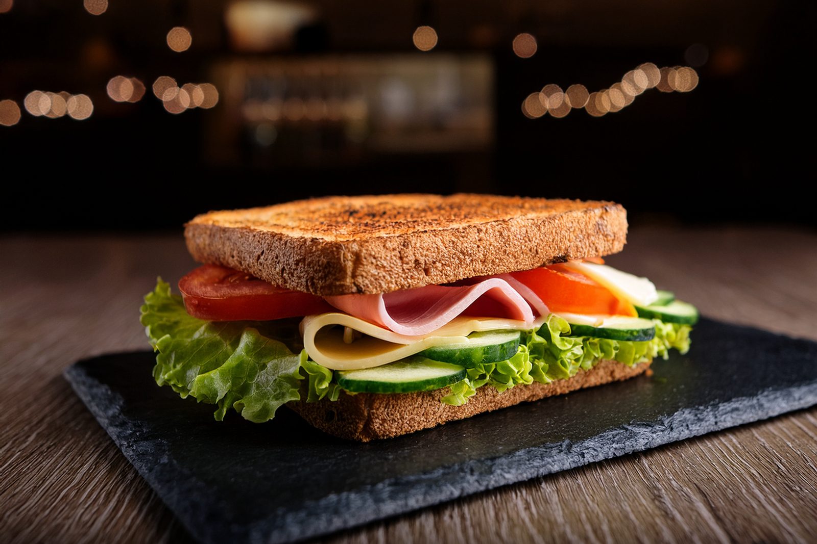 Getoastetes Sandwich mit Schinken, Käse und Salat