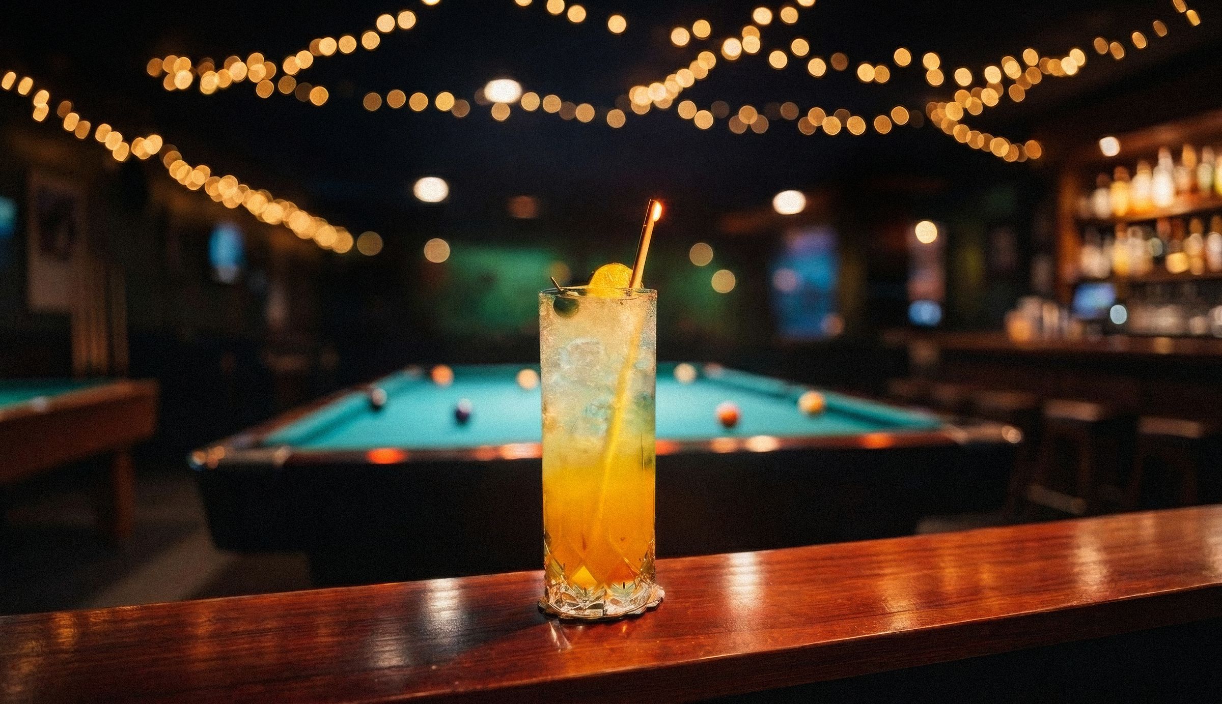 Cocktail auf der Theke vor einem Billardtisch im Lichtspielhaus