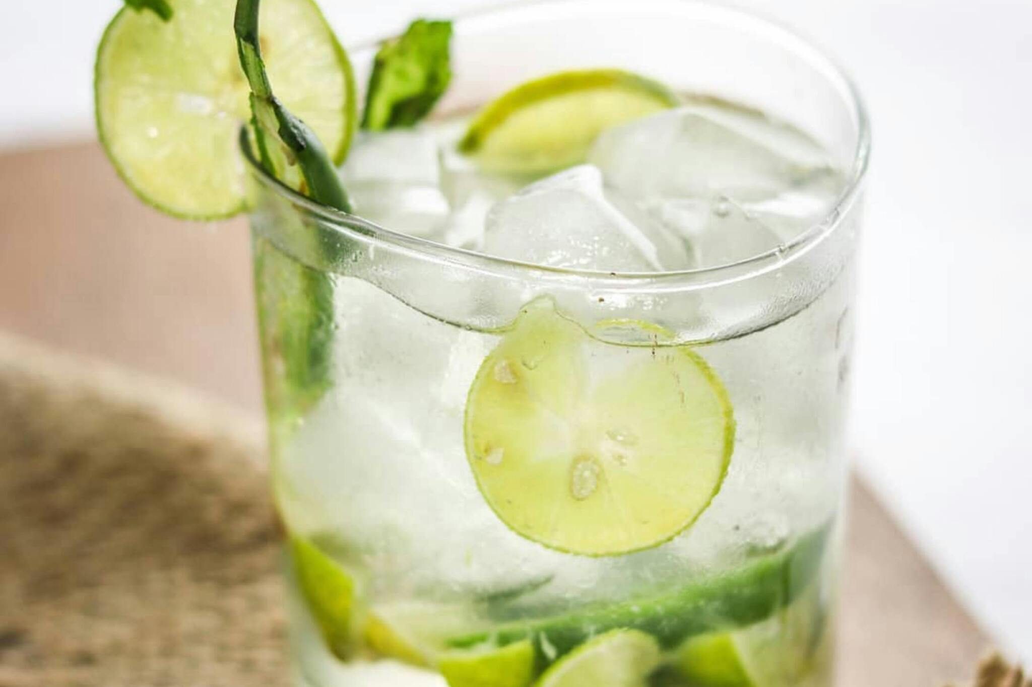 Eisgekühlter Cocktail mit Limette und Minze